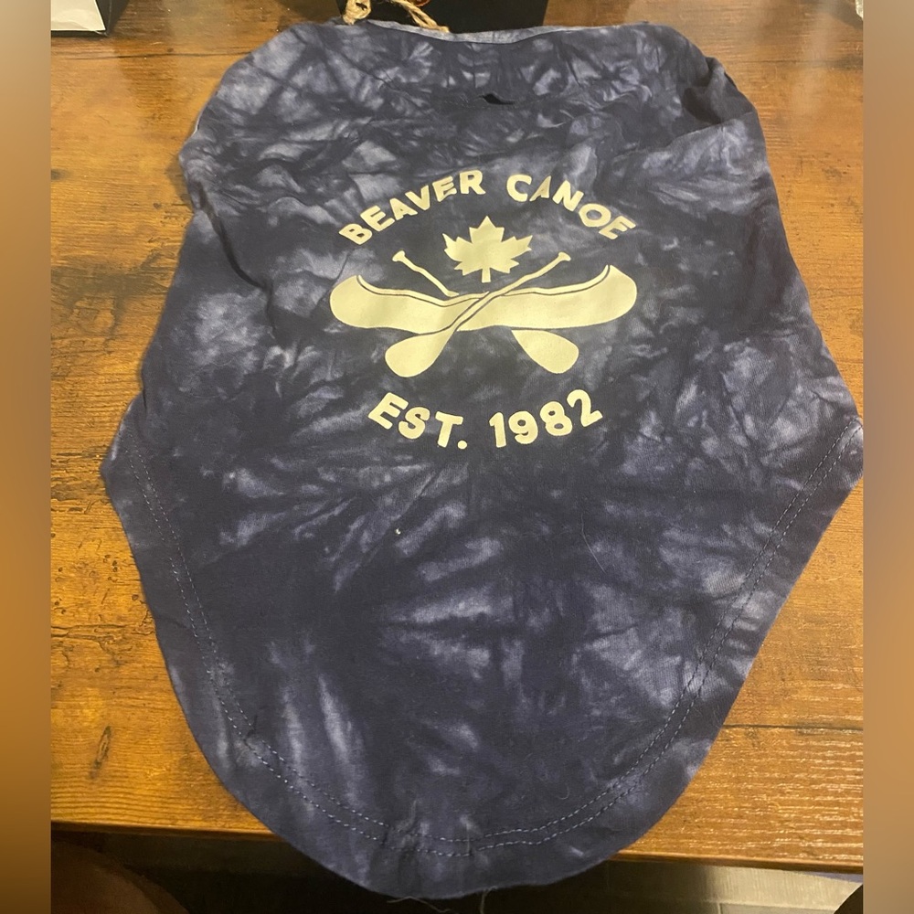 - NWT roots beaver canoe dog tshirt L tie dye blue